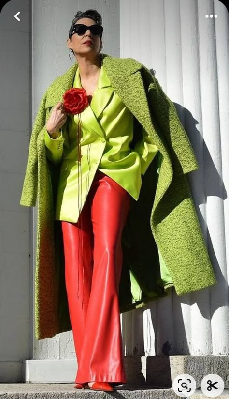 High Class Dress, Green And Red Outfit, Green Monochrome Outfit, Winter Chic Outfits, Colorblock Fashion, Outfit Verde, Green Monochrome, Complimentary Colours, Class Dress