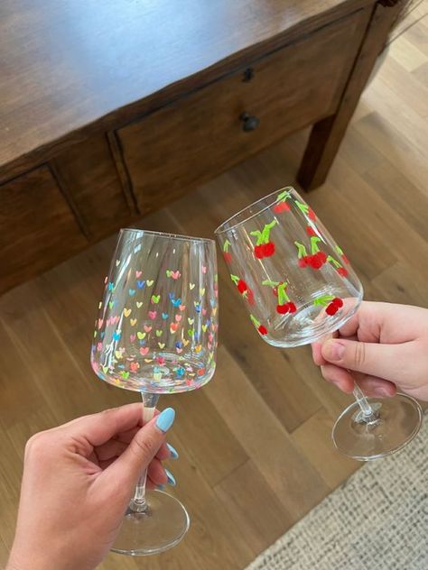 Paint Night Wine Glasses, Painting A Wine Glass Diy, Cute Painted Glasses, Galentines Party Wine Glass Painting, Cherry Wine Glass Painting, Wine Night Crafts, Aesthetic Wine Glass Painting, Simple Wine Glass Painting, Wine And Paint Night Aesthetic