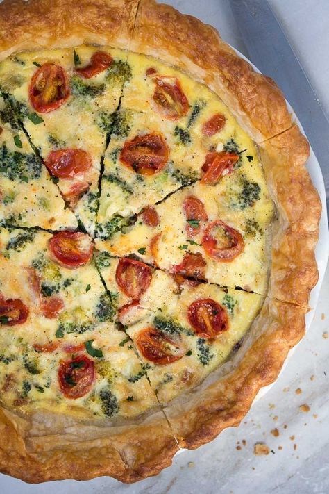 This easy veggie quiche recipe is filled with broccoli, tomatoes, and cheese to create a healthy and well-balanced vegetarian meal. Protein Pizza Crust, Quiche With Broccoli, Veggie Quiche Recipes, Savory Quiche, Broccoli Quiche Recipes, Quiche Recipes Healthy, Kay Nutrition, Vegetarian Quiche, Broccoli Spinach