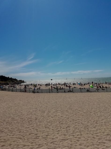 Plage des minimes de la Rochelle un dimanche en juillet France, Water