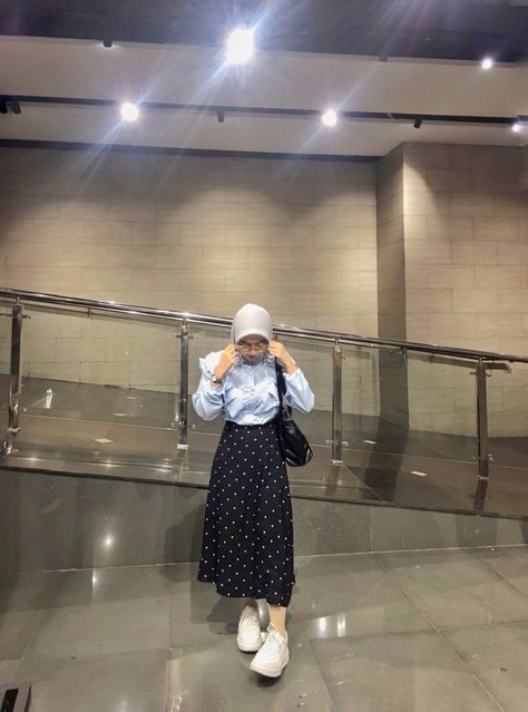 Outfit Rok Polkadot, Ootd Rok Polkadot, Rok Polkadot, Ootd Ngampus, Outfits Skirt, Paper Background Design, Casual Hijab, Casual Hijab Outfit, Hijabi Outfits