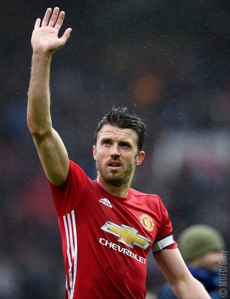 Michael Carrick, Manchester United (Captain 2017) What I've been saying about Carrick for 10yrs and finally getting the recognition he deserves. Manchester United Old Trafford, Michael Carrick, Match Of The Day, Manchester United Football Club, Premier League Champions, Manchester United Football, Soccer News, Manchester England, Premier League Matches