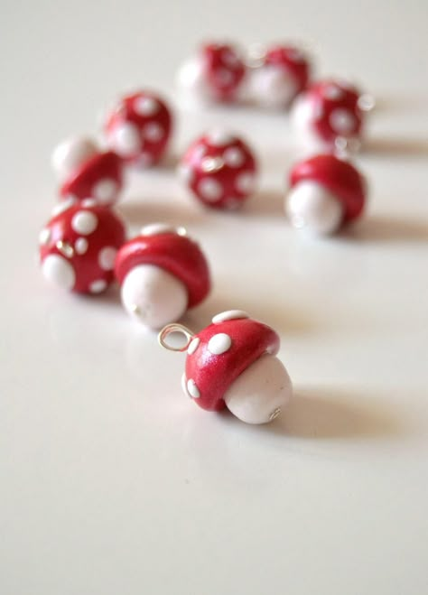 ¡¡¡¡¡¡¡¡¡¡¡¡¡¡¡¡Que chulos!!!!!!!!!!!!!!!!!                                                                                                                                                                                 Más Red And White Mushrooms, Polymer Clay Kunst, Crea Fimo, White Mushrooms, Polymer Clay Diy, Cute Polymer Clay, Polymer Clay Miniatures, Clay Jewelry Diy, Clay Miniatures