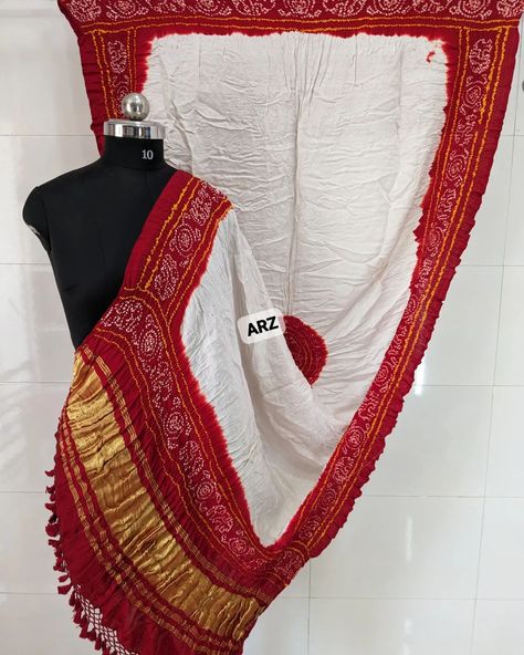 Pure Gajji Silk Barik Bandhej white and Red Dupatta with Tissue Border Size : 2.5 meters . . ⁴⁷⁸⁰ Red Dupatta, Bandhani Dress, Bandhani Saree, White Cloth, May 31, White And Red, Size 2, Saree, Silk