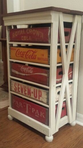 Old Coke Crate Ideas, Soda Crate Ideas, Old Coke Crates, Coke Crate Ideas, Crate Crafts, Crate Decor, Coca Cola Decor, Crate Ideas, Old Crates