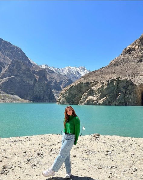 Mountain Poses Photo Ideas, Alishbah Anjum, Mountain Photo Ideas, Aesthetics Photography, Travel Pose, Photos Aesthetic, Solo Photo, Travel Pictures Poses, S Photo