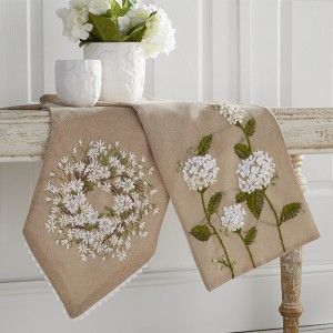 Table Runners Embroidery Designs, Embroidered Table Runner Handmade, Farmhouse End Table, Table Runner Diy, Farmhouse Tables, Table Setting Inspiration, Embroidered Table Runner, Fabric Table Runner, Handmade Table Runner