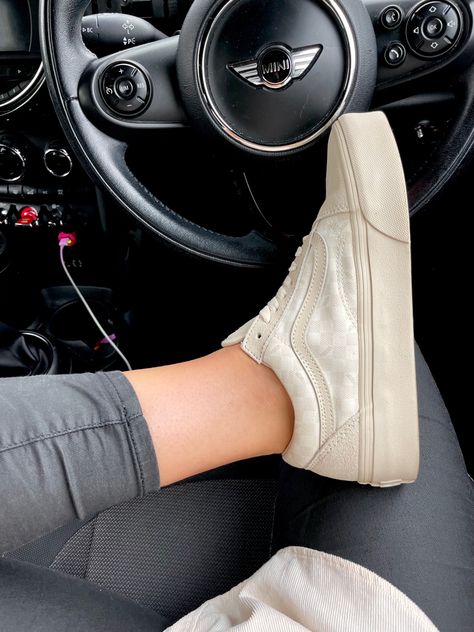 Orginial vans in beige Beige Vans Slip On, Beige Vans, Minimalist Outfits, Beige Outfit, Vans Slip On, Feminine Look, Minimalist Outfit, Tennis, Outfit Inspirations