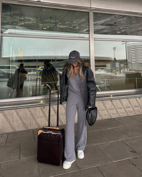 New York Airport Outfit, Jakarta Outfit, London Trip Outfit, Rimowa Suitcase, Airport Outfit Winter, Comfy Airport Outfit, Simple Work Outfits, Airport Fit, Airplane Outfits