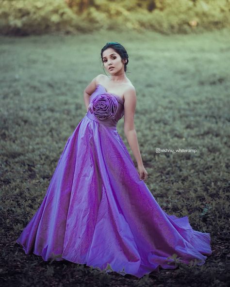 109.9k Likes, 604 Comments - Anikha surendran (@anikhasurendran) on Instagram: “💜💜💜💜 . . 📷@vishnu_whiteramp  Costume courtesy: @yaga_designs Styling: @zohib_zayi Makeup :…” Anikha Surendran, Cotton Saree Designs, Indian Photoshoot, Photoshoot Dress, Teenage Fashion Outfits, Indian Beauty Saree, Model Dress, Indian Dresses, Blouse Designs