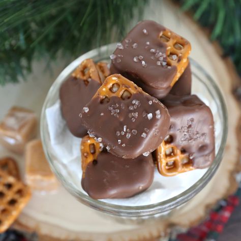 Salted Caramel Chocolate Pretzel recipe {these are AMAZING} Chocolate Pretzels Recipe, Pretzel Chocolate Bites, Salted Caramel Pretzels, Chocolate Caramel Pretzels, Pretzel Recipe, Pretzel Treats, Easy Christmas Treats, Caramel Pretzels, Covered Pretzels