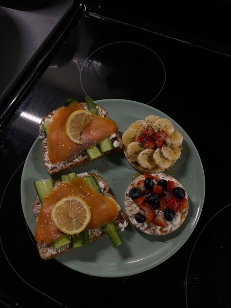 Cottage Cheese Cucumber, Cucumber Salmon, Berries Breakfast, Rice Cracker, Salmon Rice, Cheese Rice, Breakfast Aesthetic, Rice Crackers, Healthy Rice