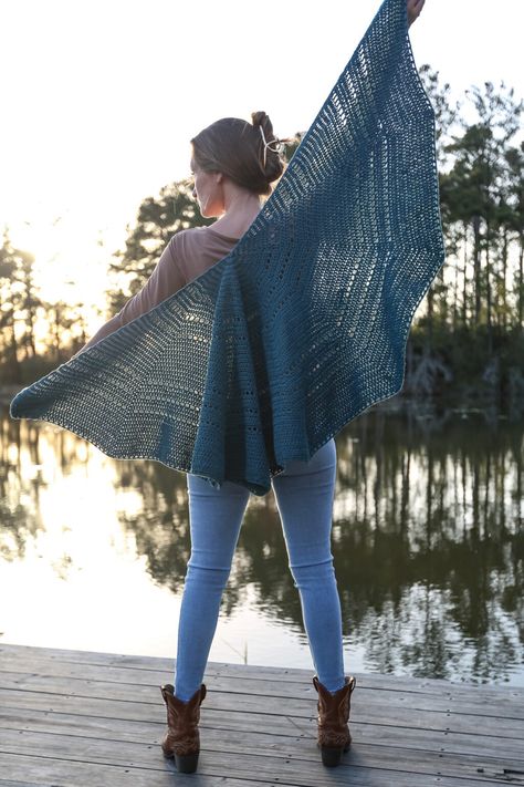 Free Vintage Style Crochet Shawl - Timeless Pattern - Life + Yarn Free Crochet Shawl Pattern, Crochet Shawls And Wraps Free Patterns, Crochet Shawl Free Pattern, Free Crochet Shawl Patterns, Easy Crochet Shawl Pattern, Crochet Queen, Crochet Wraps, Beginner Friendly Crochet, Vintage Shawl