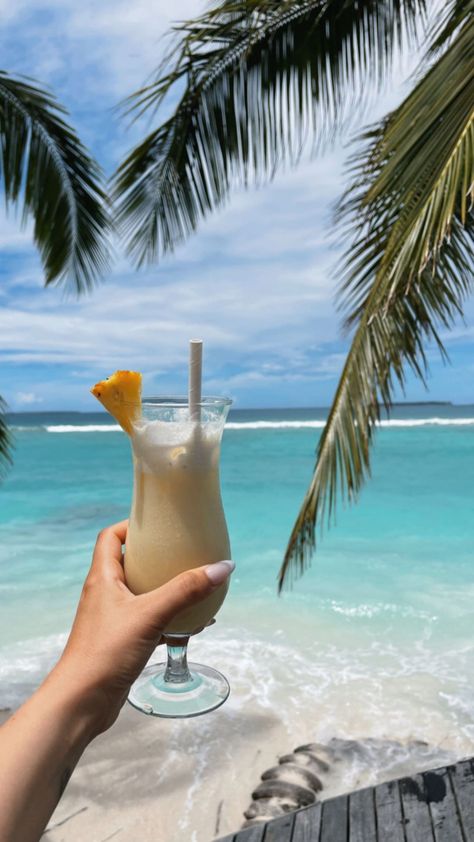 Beach Girl Aesthetic, Beach Drinks, Pretty Backgrounds, Caribbean Beaches, Beach Wallpaper, Summer Cocktails, Summer Photos, Summer Pictures, Pina Colada