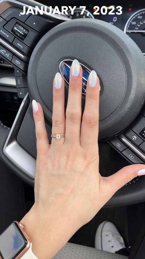 Pearly White Dip Nails, Light Blue Crome Nails French Tip, White Nails With Blue Chrome, White Blue Chrome Nails, Iredesant White Nails, Chrome Beach Nails, White Iridescent Nails, White Nails With Chrome, White Nails Chrome