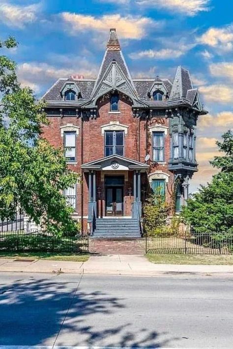 1877 Victorian For Sale In Peoria Illinois Victorian Library Exterior, Vintage House Interior Victorian, Sears Craftsman Houses, Victorian Yard, Victorian Houses For Sale, Folk Victorian House, San Francisco Victorian Houses, Vintage House Interior, Glass Atrium