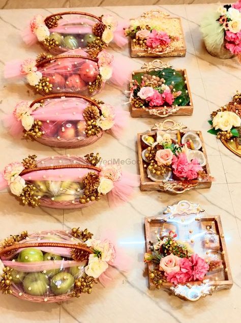 Engagement Items Packing, Trousseau Packing Ideas Trays, Engagement Trousseau, Shirni Tray, Thattu Decoration, Engagement Gift Baskets, Wedding Trays, Wedding Packing, Wedding Gift Hampers