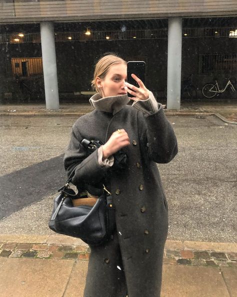 Cecilie Moosgaard Nielsen on Instagram: “post work” Loewe Puzzle Bag Outfit, Cecilie Moosgaard, Chick Outfit, Loewe Puzzle Bag, Loewe Puzzle, Street Style Bags, Puzzle Bag, Bag Outfit, Style Inspiration Winter