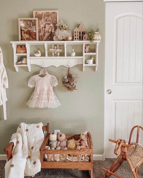 #babylove #nursery #girlnursery Nursery Daisy, Antique Girl Nursery, Vintage Style Nursery, Pastel Floral Nursery, Pink Nursery Ideas, Kids Bedroom Makeover, Nursery Shelf Decor, Vintage Baby Nursery, Bedroom Decorating Tips