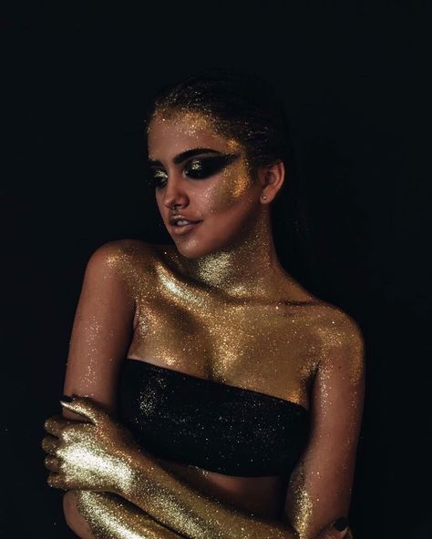 Glitter Shoot, Glitter Photoshoot, Glitter Photo Shoots, Glitter Photography, Creative Photoshoot Ideas, Creative Portrait Photography, Photoshoot Themes, Model Inspo, Models Makeup