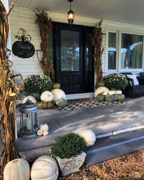 20+ Dreamy Ideas For Decorating Your Front Porch For Fall Fall Entry, Fall Front Porch Decor Ideas, Outside Fall Decor, Casa Country, Farmhouse Front Porches, Fall Front Porch Decor, Front Porch Decor, Fall Front Porch, Fall Outdoor Decor