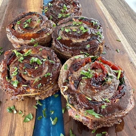 This Steak Pinwheel stuffed with cheese, spinach and sun-dried tomatoes is a great option if you are trying to impress people at dinner. Steak Pinwheels, Bison Recipes, Skirt Steak Recipes, Garlic Steak, Beef Shank, Cheese Spinach, Griddle Recipes, Pinwheel Recipes, Blackstone Griddle