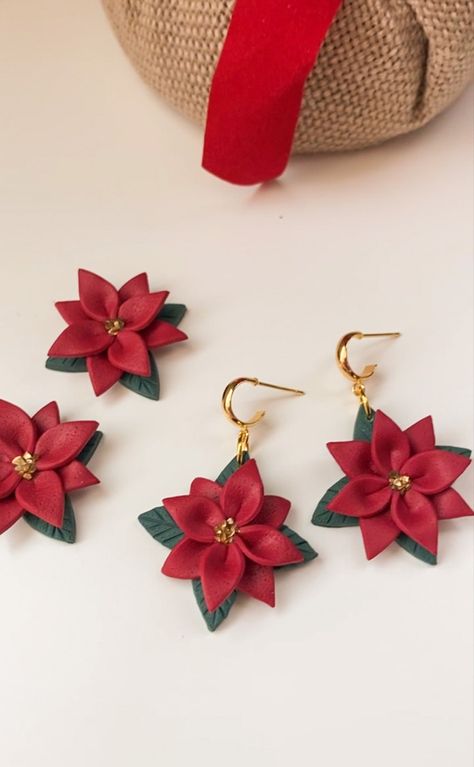 Holly Clay Earrings, Christmas Fimo Earrings, Clay Christmas Jewelry, Diy Christmas Earrings Ideas, Polymer Clay Christmas Earrings Diy, Christmas Earring Ideas, Christmas Polymer Clay Earrings Ideas, Polymer Clay Crafts Christmas, Christmas Polymer Clay Ideas