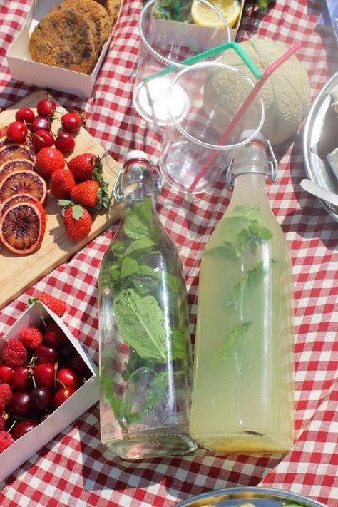 Picnic Date Food, Picnic Inspiration, Foods And Drinks, Picnic Birthday, Vintage Picnic, Romantic Picnics, Picnic Date, Perfect Picnic, Think Food