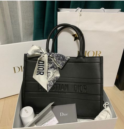 Tas Dior, Fancy Bags, Power Girl, Girls World, Modern Women, Chanel Deauville Tote Bag, Lady Dior Bag, Cool Items, Luxury Life