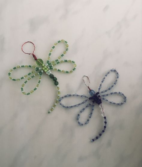 Wire Bead Crafts, Things To Make Out Of Beads, Beaded Dragonfly Pattern, Beaded Dragonfly Tutorial, Crafts With Beads, Bead Things, Dragonfly Beads, Pony Bead Projects, Beaded Dragonfly