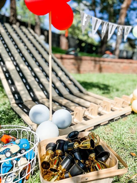 Car 2nd Birthday Party, Vintage Car Birthday, Hotwheels Birthday Party, Cars Birthday Party Decorations, 2nd Birthday Party For Boys, Hot Wheels Birthday, Car Birthday Theme, Race Car Birthday Party, Cars Theme Birthday Party