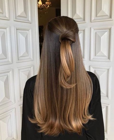 hair knot hairstyle Hair Knot, Brunette Balayage Hair, Brown Blonde Hair, Color Hair, Grunge Hair, Ombre Hair, Brunette Hair Color, Gorgeous Hair, Balayage Hair