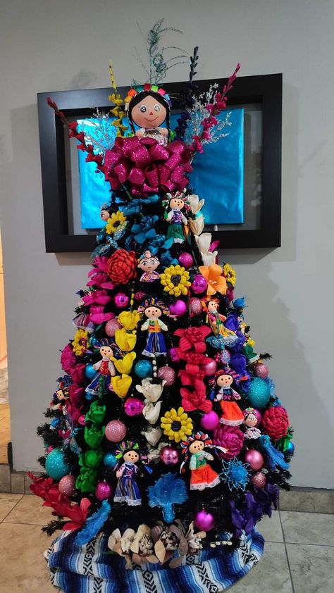 Mexican Christmas Tree, Mexican Christmas Traditions, Maximalist Bathroom, Christmas Fiesta, Mexican Christmas Decorations, Mexican Theme Party Decorations, Mexico Christmas, Pretty Christmas Decorations, Mexican Christmas