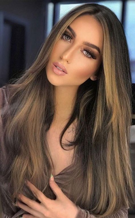 Honey Money Piece, Dark Brown Hair With Caramel Money Piece, Medium Brown Hair With Money Piece, Ramzan Decor, Short Flippy Hairstyles, Flippy Hairstyles, Half Bun Hairstyle, 2024 Hair Trends, Caramel Brown Hair