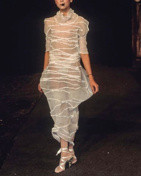 Sheer Fashion Runway, Distressed Fashion Runway, Organza Runway, Yoshiki Hishinuma, Trashion Fashion, Veil Headpiece, Secondary Source, Vintage Runway, Stitching Dresses