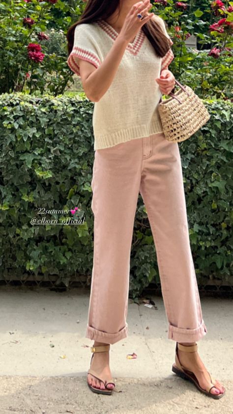 Simple Feminine Outfits, Minimalist Feminine Style, Elborn Doris, Feminine Aesthetic Outfits, Pink Pants Outfit, Soft Feminine Outfits, Korean Fashion Work, Big Girl Clothes, Western Wear For Women