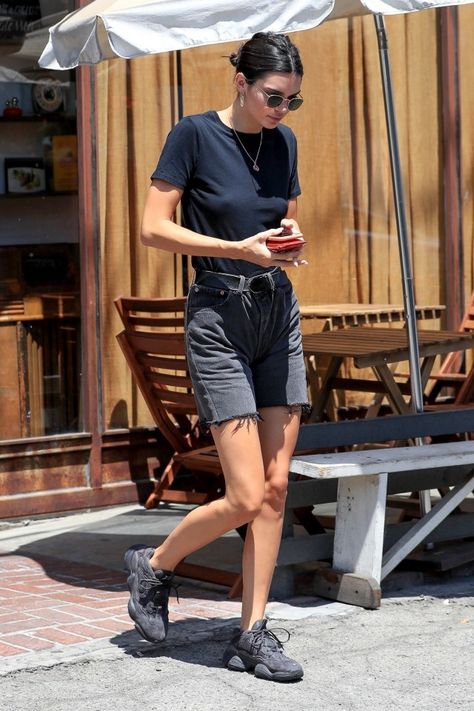 Kendall Jenner Shorts, Iconic Red Carpet Looks, Long Denim Shorts, Short Pants Outfit, Kendall Jenner Street Style, Denim Shorts Outfit, Summer Pants Outfits, Short Noir, Kendall Style