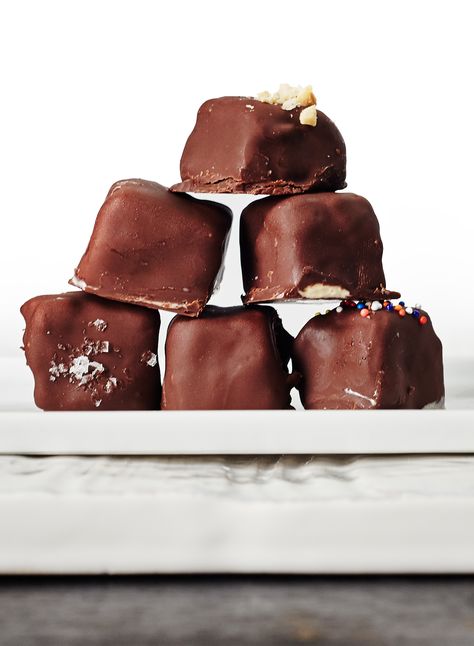 Stay cool during the summer with this Chocolate-Covered Ice Cream Bites frozen dessert recipe. Maple Ice Cream Recipe, Ice Cream Bites, Chocolate Bites, Ice Cream Ingredients, Banana Ice Cream, Ice Cream Treats, Ice Cream Cookies, Melting Chocolate Chips, Icecream Bar