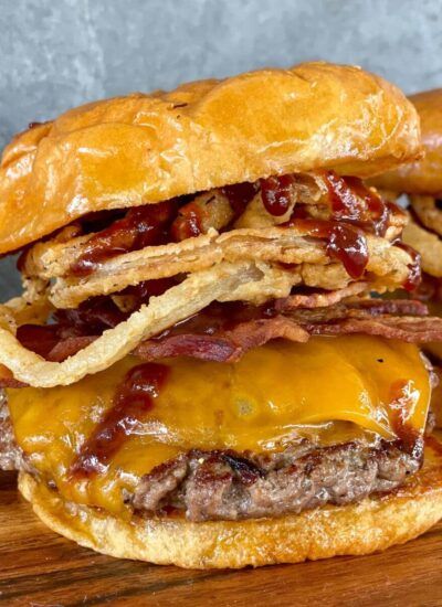 Cowboy Burger Recipe, Western Burgers Recipes, Onion Ring Burger, Western Bacon Cheeseburger, Western Sandwich, Western Burgers, Cowboy Recipes, Western Bbq, Cowboy Burger