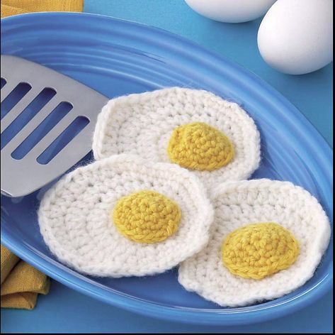 crochet eggs- saving easter eggs and reusing them for B's play kitchen ;) Egg Pattern, Irish Crochet Motifs, Crochet Market, Huevos Fritos, Knitting And Crocheting, Toy Food, Crochet Food, Nail Fashion, Crochet Kitchen