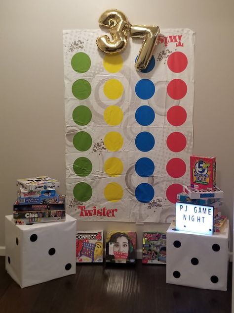 Ideas for your game night party! Game Night Ideas Decorations, Game Night Party Ideas Decorations, Game Night Decor Ideas, Board Games Birthday Party, Game Night Birthday Decorations, Game Night Birthday Party Ideas For Adults, Game Decorations Party, Board Game Party Ideas, Poster Board Games Party Ideas