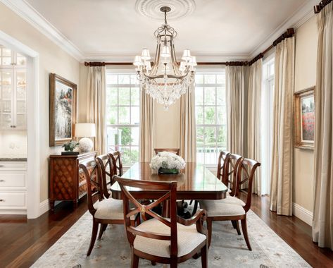 Elegant Dining Rooms Classy, Updated Traditional Dining Room, Southern Dining Room, Queen Anne Dining Room, Formal Dining Room Decor, Traditional Dining Room Furniture, Formal Dining Rooms, Downtown House, Dining Room Drapes