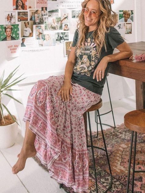 Maxi Skirt Outfit Ideas: 24 Tips on How to Wear Maxi Skirts? Pairing Ideas, Looks Hippie, Bohemian Maxi Skirt, Stile Boho Chic, Maxi Skirt Style, Mode Hippie, Maxi Skirt Outfits, Boho Style Outfits, Estilo Hippie