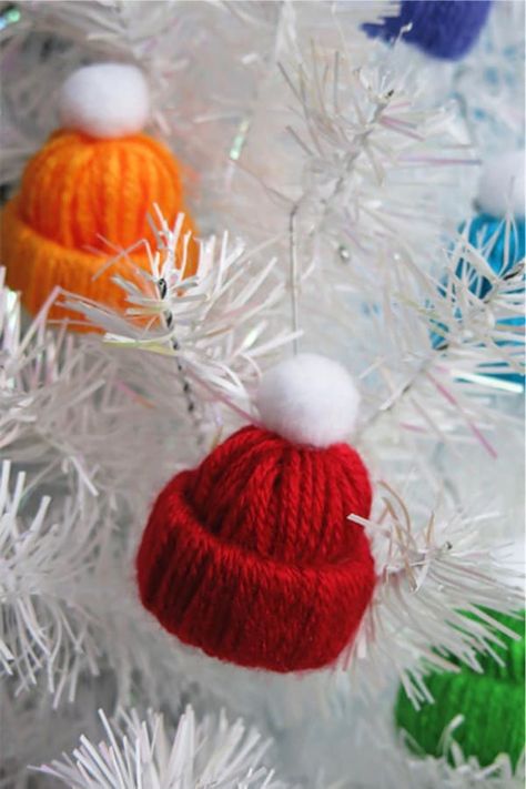 Diy Christmas Garland, Diy Christmas Ornaments Easy, Christmas Tree Decorations Diy, Christmas Crafts To Make, A White Christmas, Handmade Christmas Decorations, Easy Christmas Diy, Christmas Ornament Crafts, Handmade Christmas Ornaments