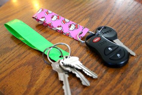 How To Make A Duct Tape Keychain | 101 Duct Tape Crafts. probably will also work with washi tape!!! Duct Tape Diy, Duck Tape Projects, Duct Tape Projects, Duct Tape Flowers, Washi Tape Projects, Duct Tape Wallet, Washi Tape Crafts, Duct Tape Crafts, Wallet Tutorial