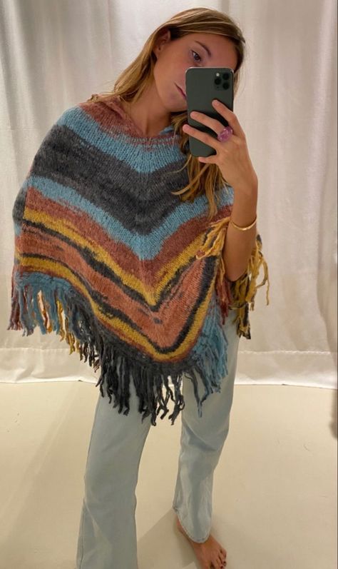 Poncho Aesthetic, Poncho Outfit, Cold Fashion, Closet Fashion, Bohemian Clothes, Of Ideas, Colorful Fashion, Get Dressed, Crochet Clothes