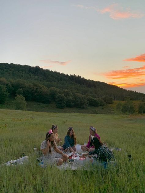 Friends Picknick Aesthetic, Hiking Picnic Aesthetic, Sunset Picnic Mountain, Picnic In Mountains, Sunset Picnic Pictures, Core Memory Aesthetic, Birthday In The Mountains, Summer In Utah, Camp Bachelorette Aesthetic