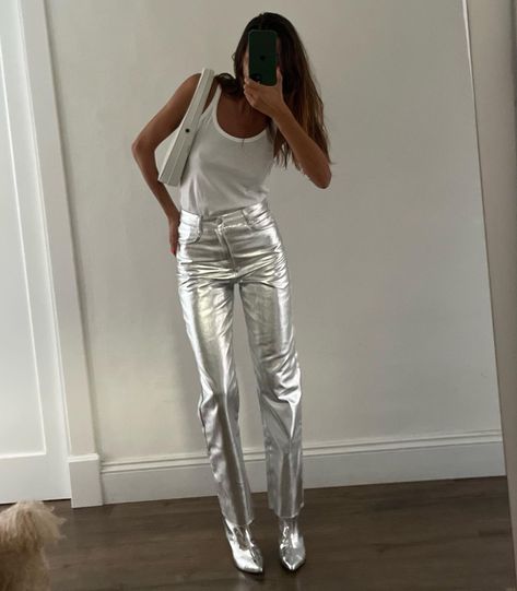 claudiagibello on ig Metallic Set Outfit, Foil Pants Outfit, Silver Pant Outfit, How To Style Silver Pants, Silver Pants Outfit Night, Silver Metallic Pants Outfit, Silver Shirt Outfit, Metallic Jeans Outfit, Metalic Outfits Ideas