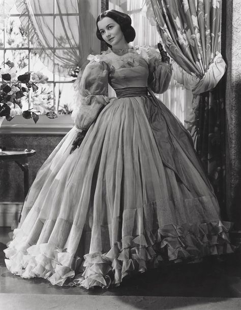 Gone With The Wind Dresses, Margaret Mitchell, Errol Flynn, Olivia De Havilland, Hollywood Icons, Actrices Hollywood, Movie Costumes, Gone With The Wind, Vintage Portraits