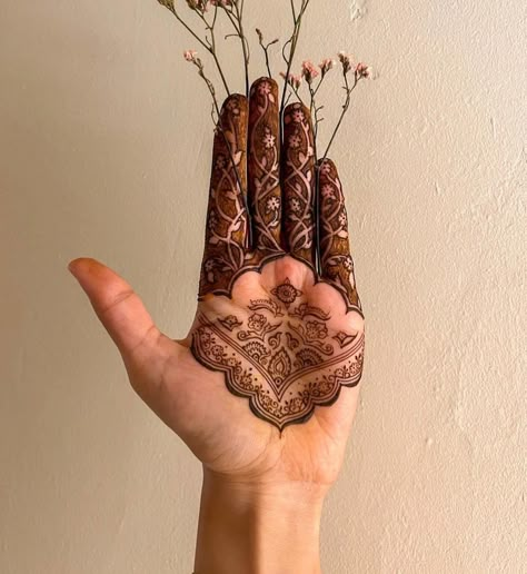 Minimal Mehendi, Mehendi Tattoo, Mehndi Tutorial, Wrist Henna, Sketch Aesthetic, Unique Henna, Henna Inspo, Palm Mehndi Design, Indian Mehndi Designs